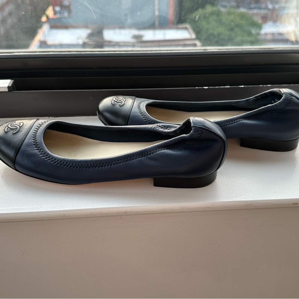 CHANEL Navy Leather Cap-Toe Ballet Flats with Black Toe - Picture 4 of 4
